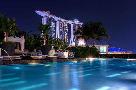 luxury hotels in singapore.